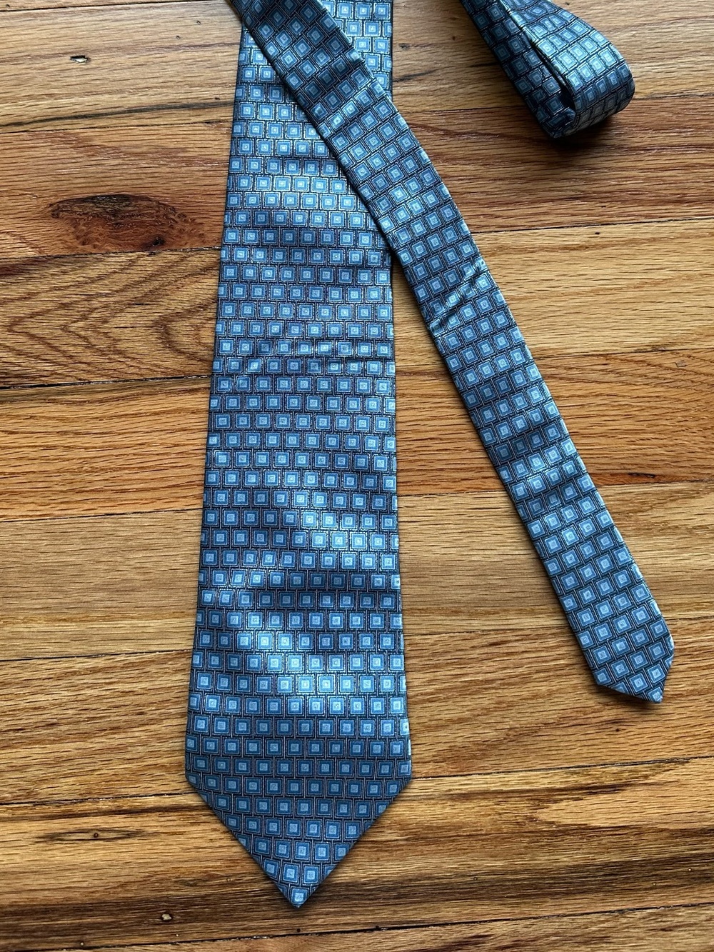 Vintage Y2K Via Europa Fine Neckwear 100% Silk Tie Blue Silver Square Woven